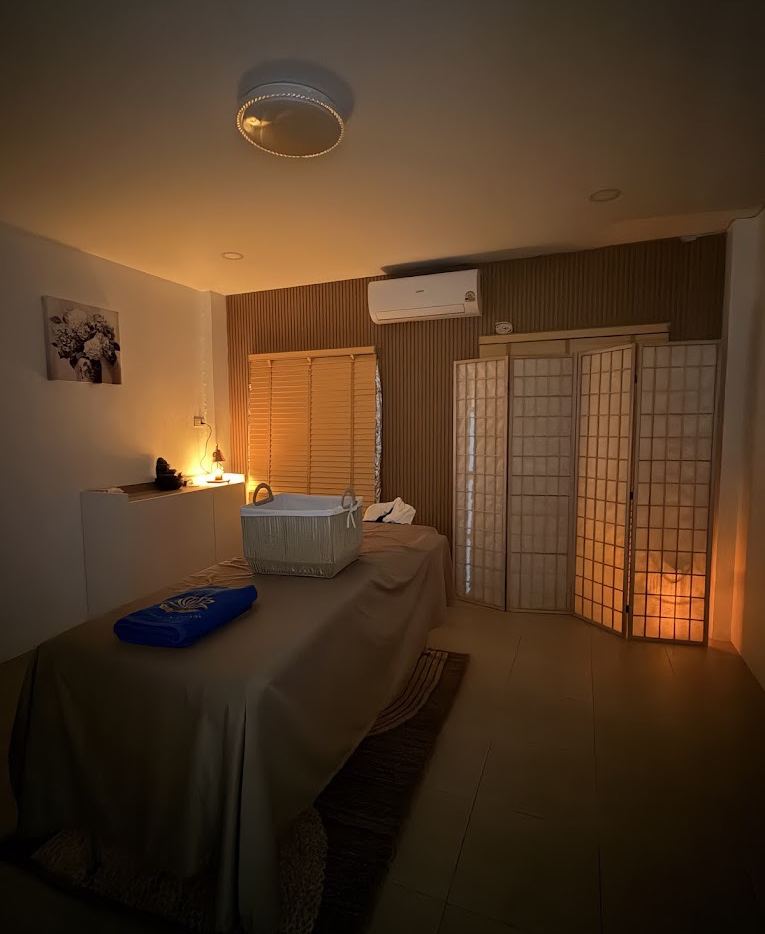 Treatment room with ambient lighting